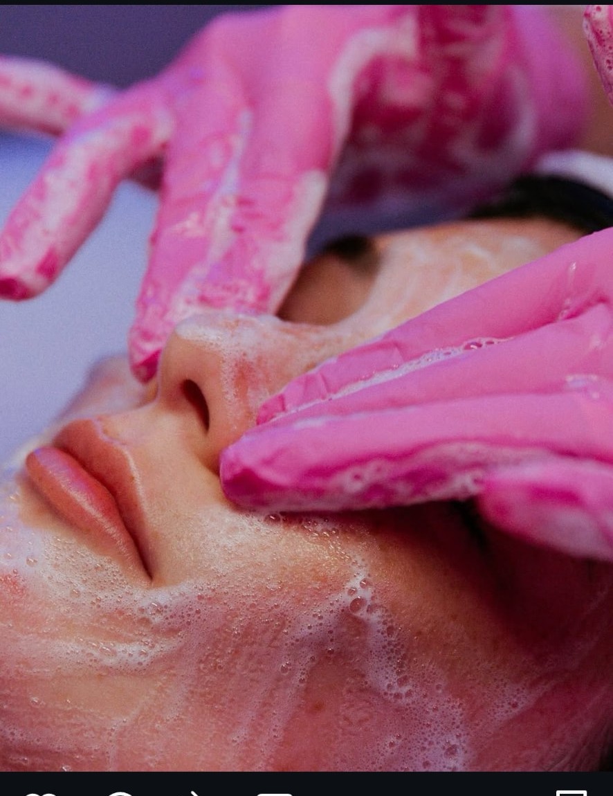 Atendimento facial no espaço BelleVie